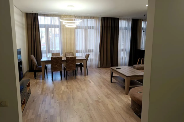 Հյուսիսային պողոտայում ,նորակառույց շենքում