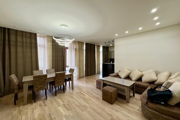 Հյուսիսային պողոտայում ,նորակառույց շենքում